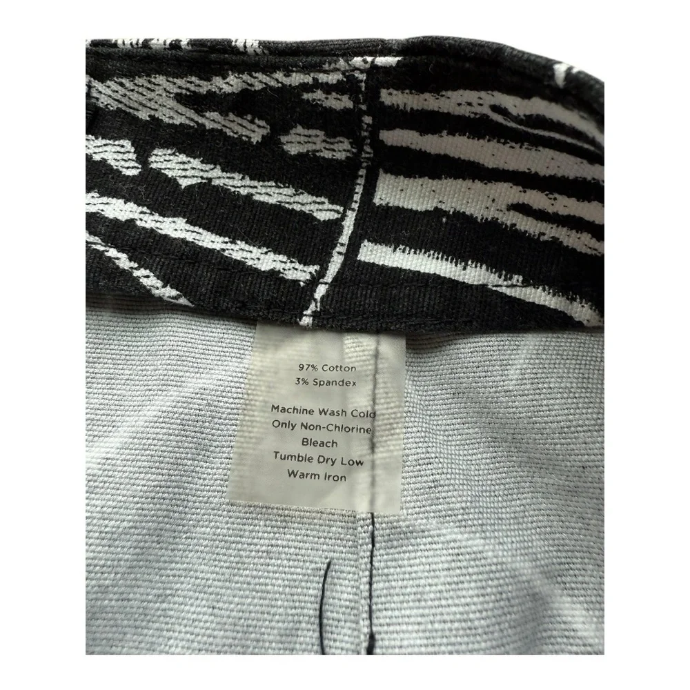 Talbots women’s size 10 side zipper button black with white print skirt.